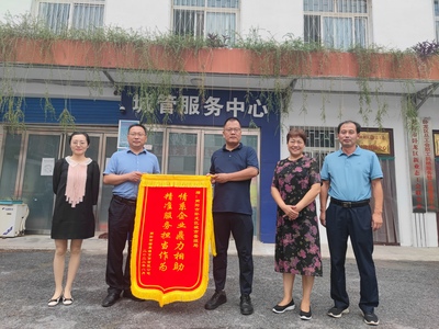 城管助企暖人心，企業(yè)致謝送錦旗——輕紡原料市場的溫情一幕
